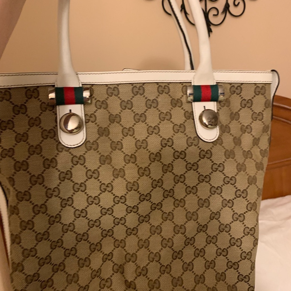Authentic gorgeous like new fashionable Gucci purse with compartments. Must have